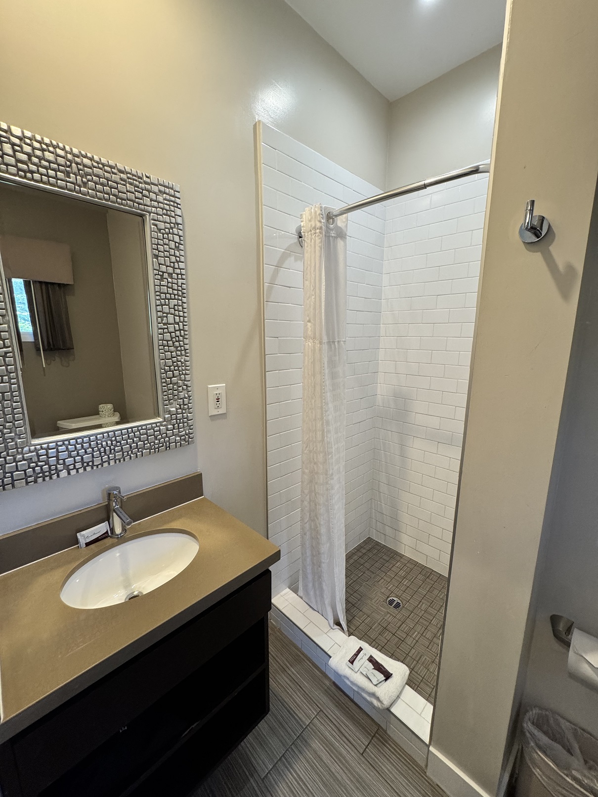 Deluxe Family Room - Deluxe Bedroom w 1 Queen Bed