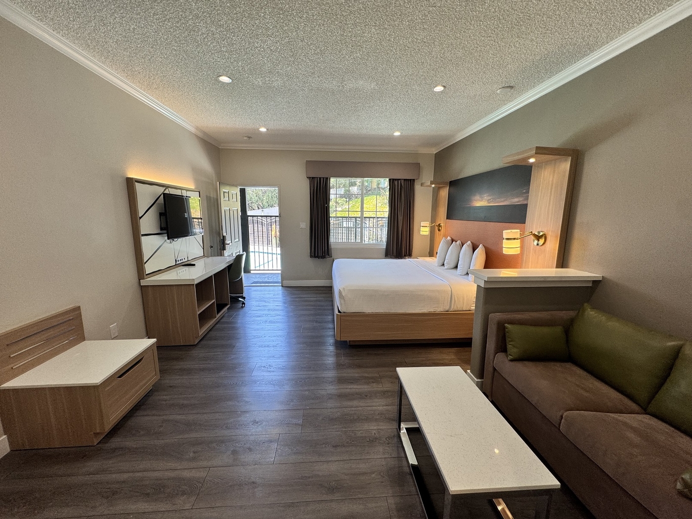 Superior King Suite w Sofabed and Dining Table