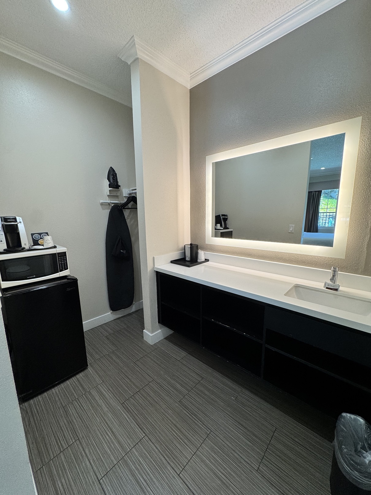 Superior King Suite w Sofabed and Dining Table