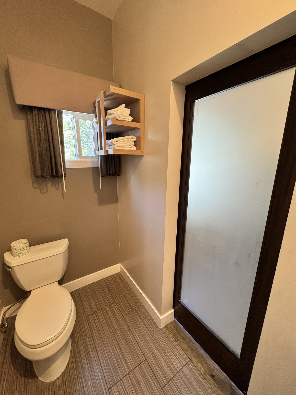Deluxe Family Room - Deluxe Bedroom w 1 Queen Bed