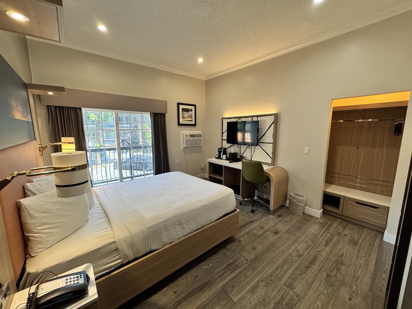 Deluxe Family Room - Deluxe Bedroom w 1 Queen Bed